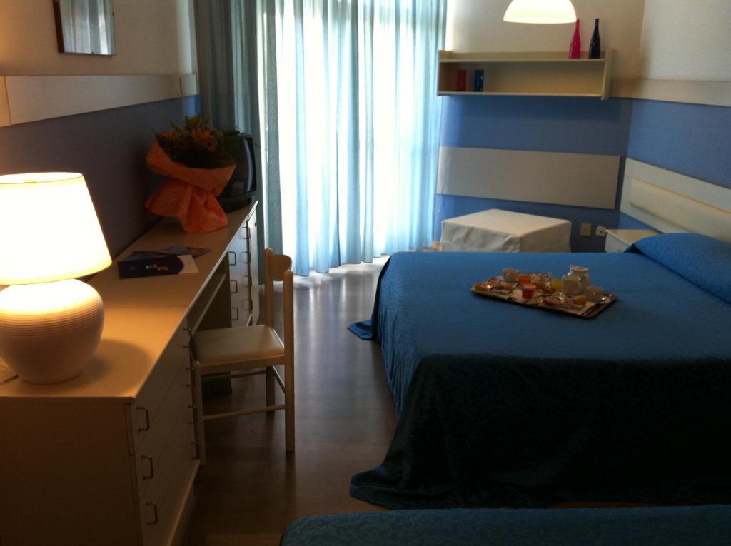Doppel- oder Zweibettzimmer mit Balkon und seitlichem Meerblick